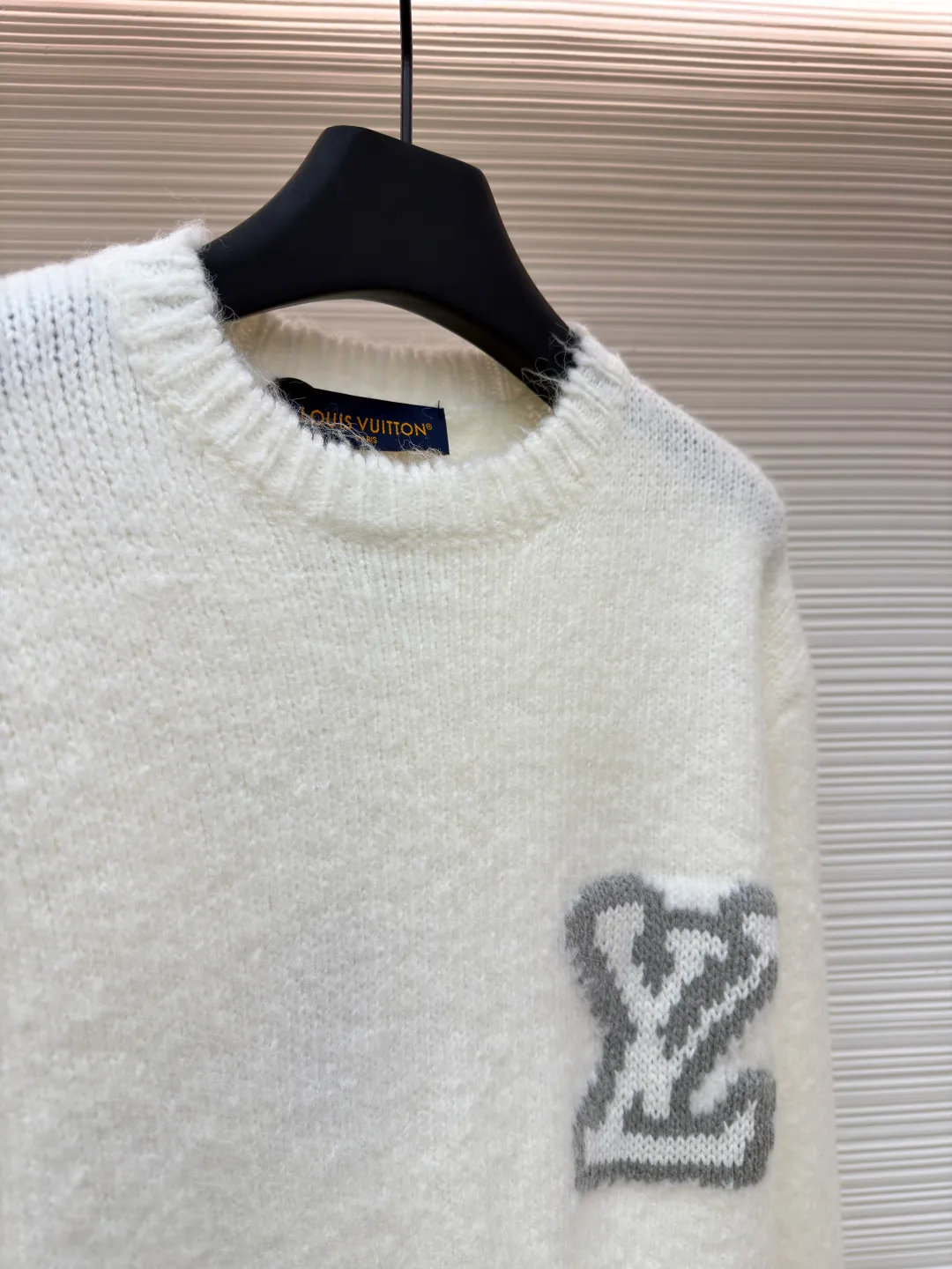 LOUIS VUITTON double-sided intarsia sweater ●Original version: purchased and developed for 12200 ●Item number: 1680923-A85 ●Fabric: wool blended fabric ●Technology: knitted intarsia production ●Version: fitted version ●Weight: about 620 grams ●Size: S-M-L-XL ●Description: Made of custom-woven and dyed sheep wool 65% cotton% 20 Spandex 15%. The special washing process is very soft and skin-friendly. It has 7 knitting workers. The thickness of each stitch of the inlay on the clothing logo is consistent with ZP. The back logo is mirror inlay. This crew-neck sweater is made of a blend of sheep wool and yak hair, and uses thick yarn to create a comfortable texture. The contrasting LV logo is integrated into the knitted fabric, and the mirror-effect logo is cleverly displayed on the rear. The casual and elegant design makes it easy to style your weekend look. The overall wiring is straight and delicate, the fabric is comfortable and soft, and the color is consistent without color difference. It can be matched with the same style to create a fashionable look and control various occasions. Customized accessories, complete with three standards, same style for men and women!